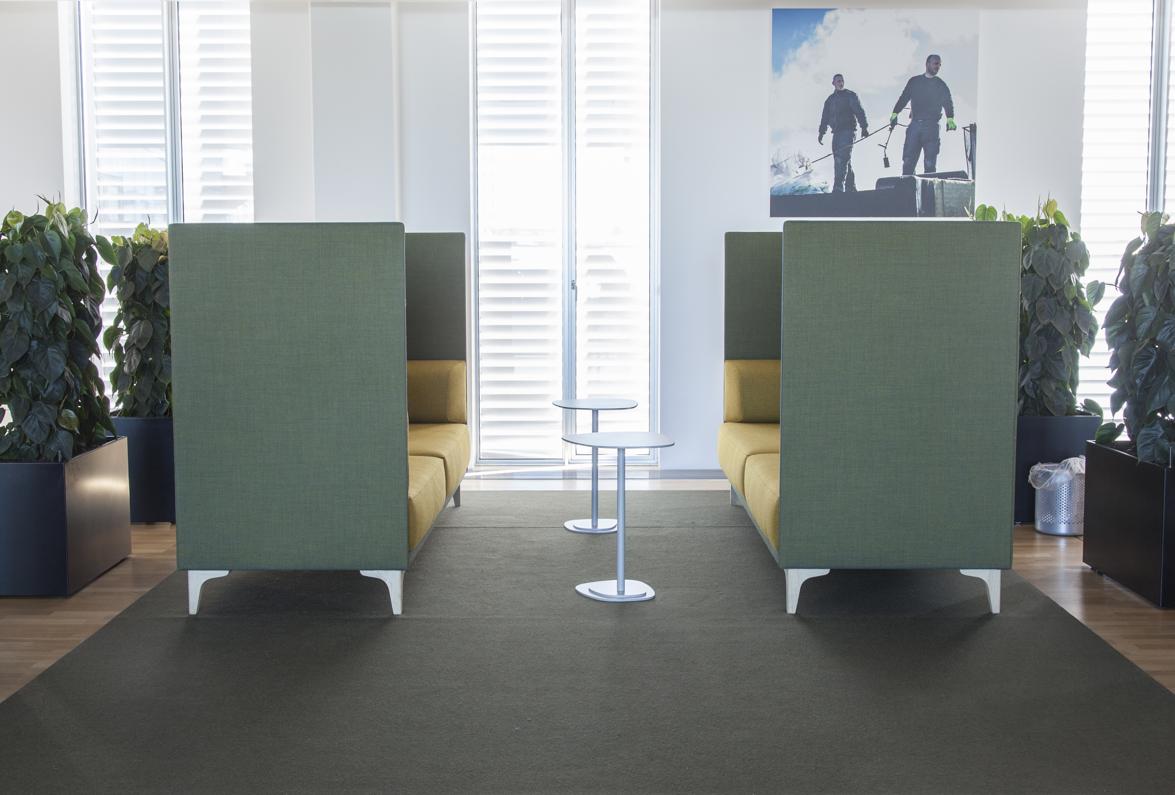 løst tæppe i filt på kontor